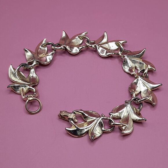 Vintage Coro Leaf Bracelet, White Enamel, Gold Tone, 7 in, 1950s - Picture 8 of 9